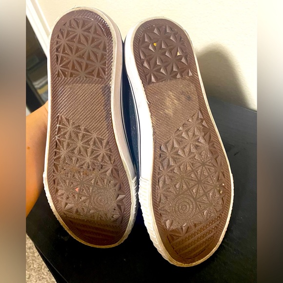 💰2/$10 used Boys size 3 - black and white generic sneakers - Picture 6 of 7